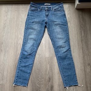 SIZE 26 | 711 SKINNY LEVI JEANS - LIGHT WASH CUT OFF